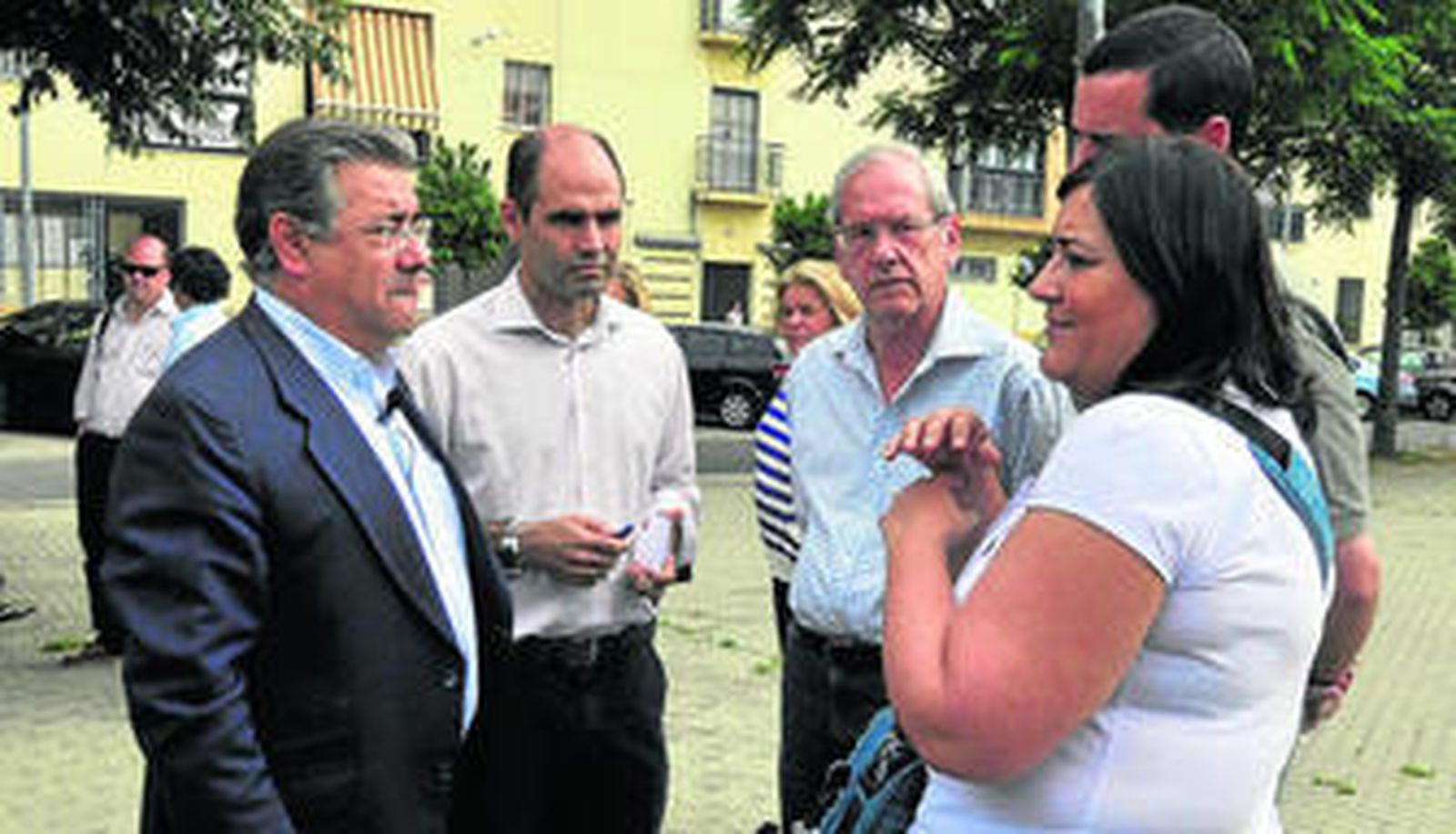 Zoido estuvo escuchando las quejas de los vecinos que pagaron una fianza por un aparcamiento en la Plaza Doctor Pedro Vallina.