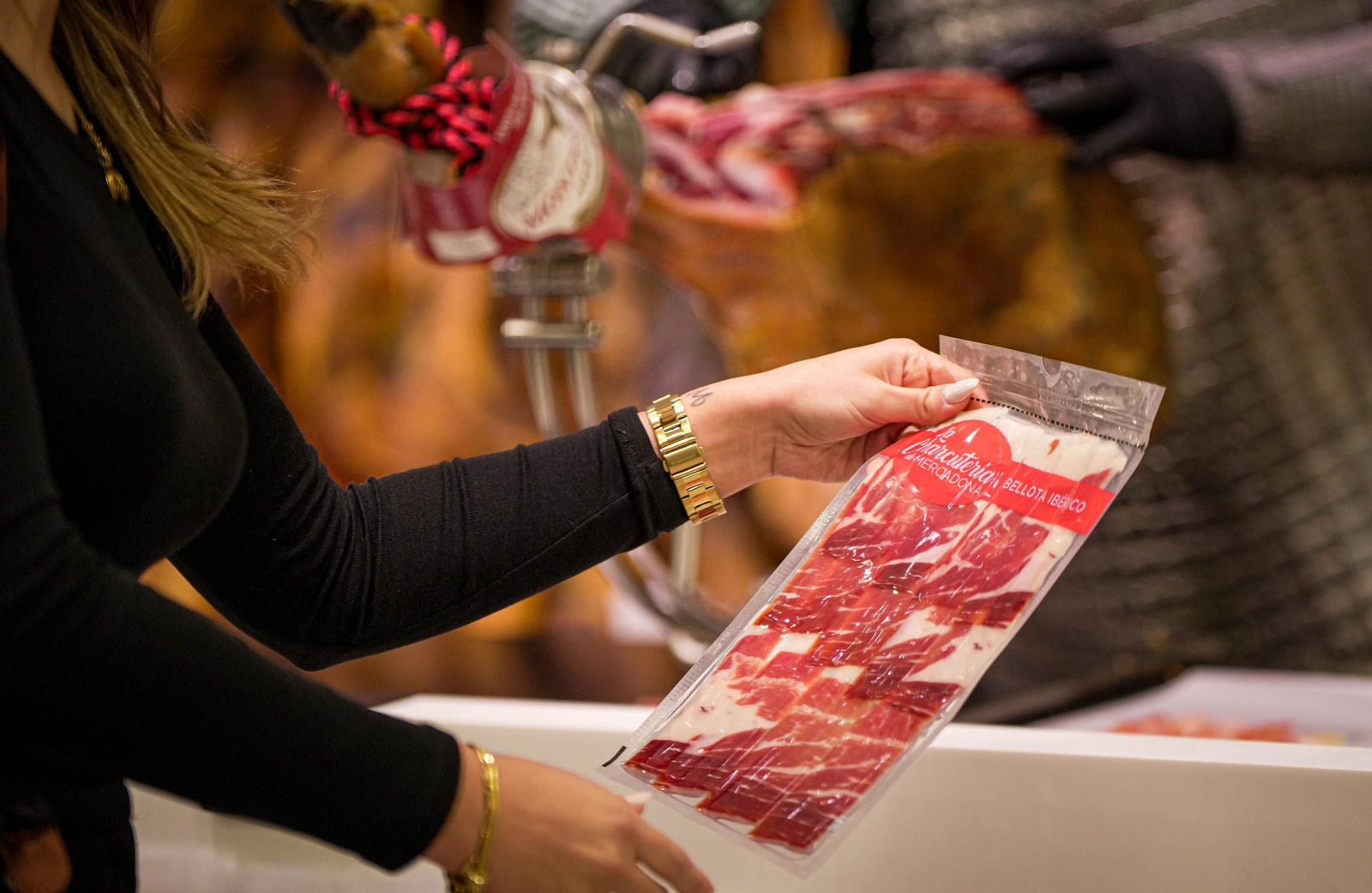 Del campo a la mesa, así son los jamones de Montesierra que vende Mercadona