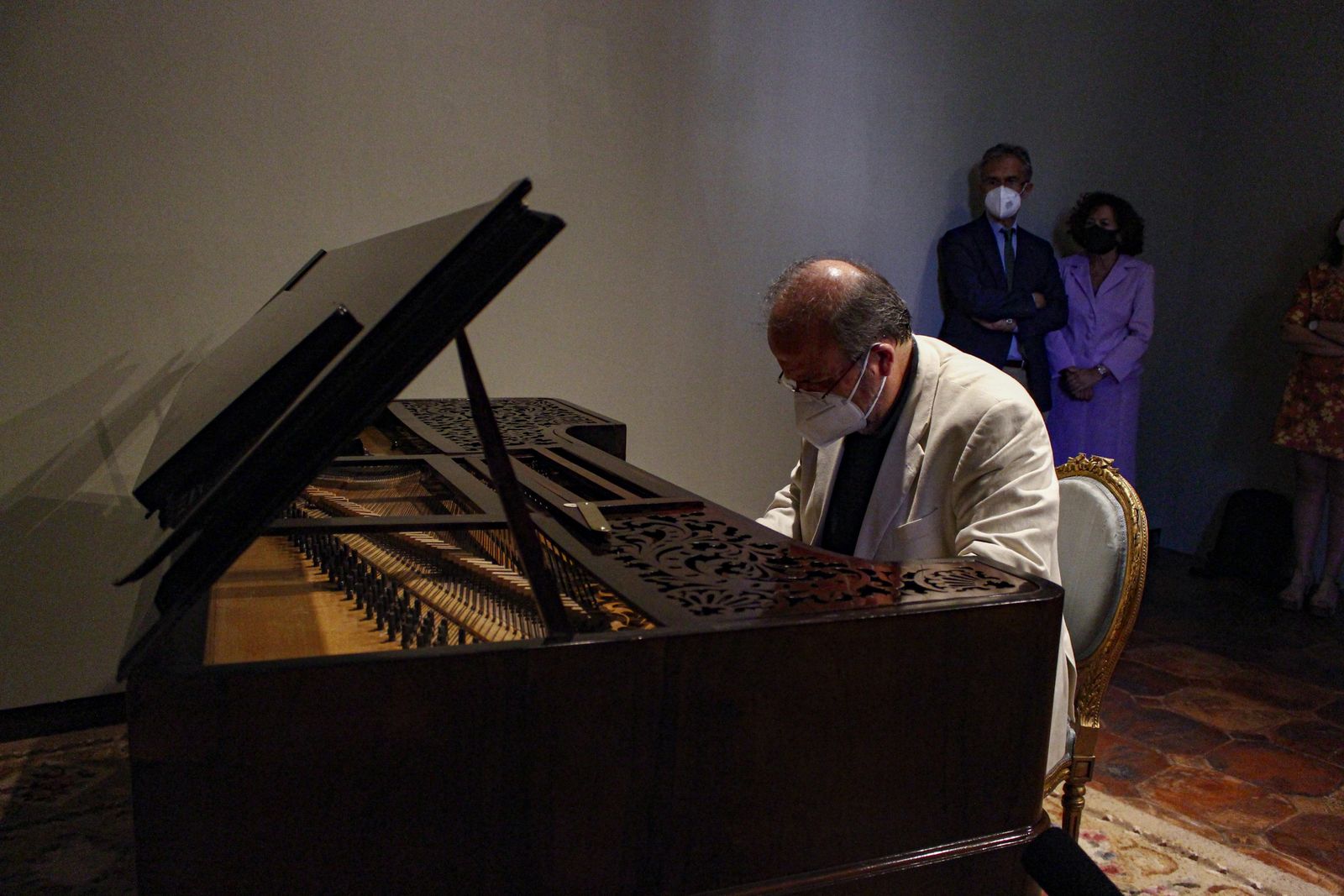 Miguel Ángel R. Laiz toca el nuevo piano