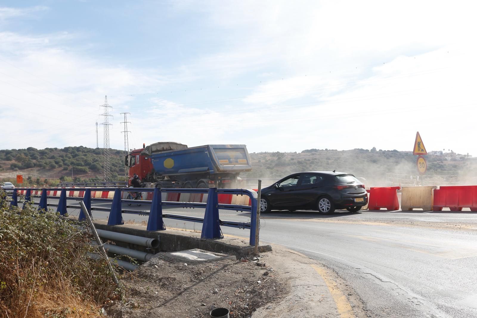 Uno de los camiones circula por el carril reservado en el Acceso Sur, este martes.
