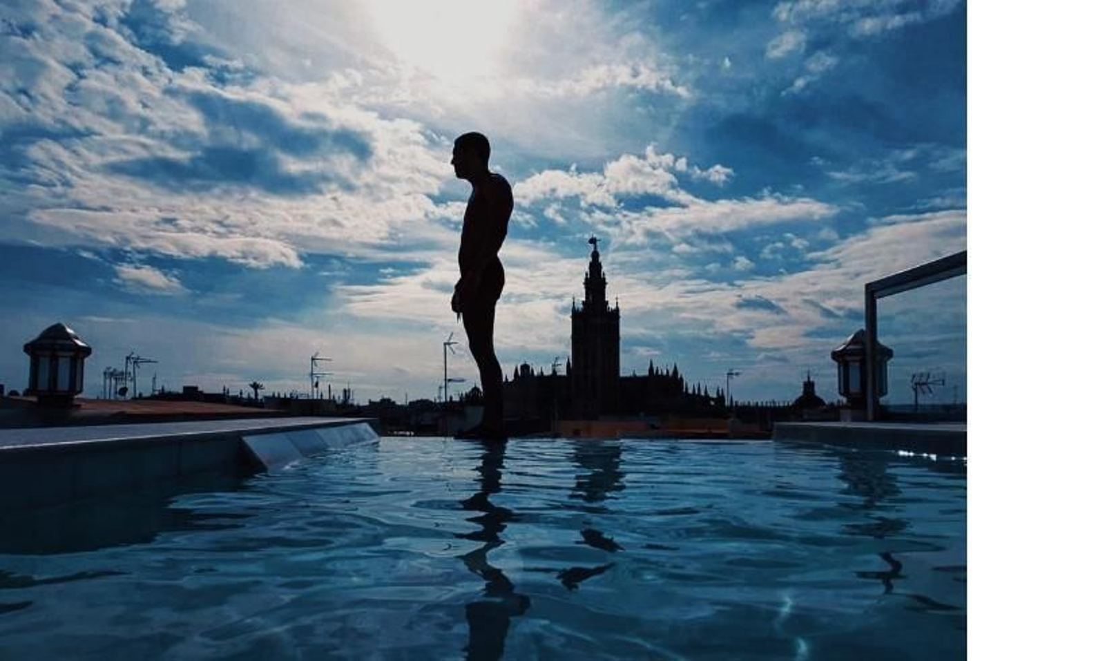 La foto de Mario Casas  con la Giralda al fondo