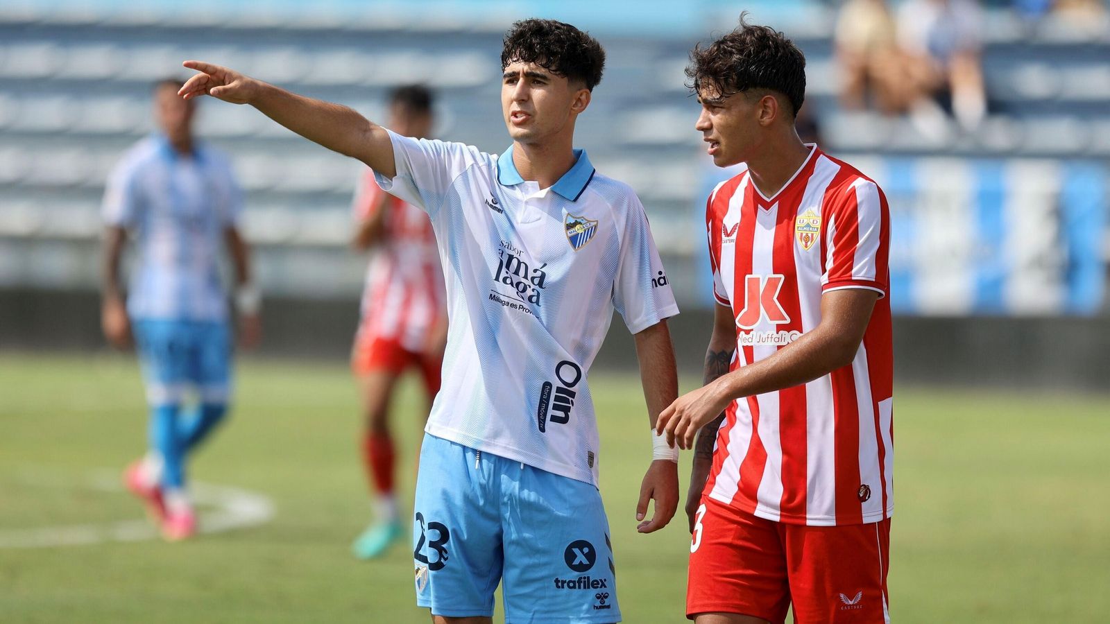 El malaguista Ale Contreras realiza una indicación ante Marcos Peña en el duelo de la primera vuelta del campeonato.