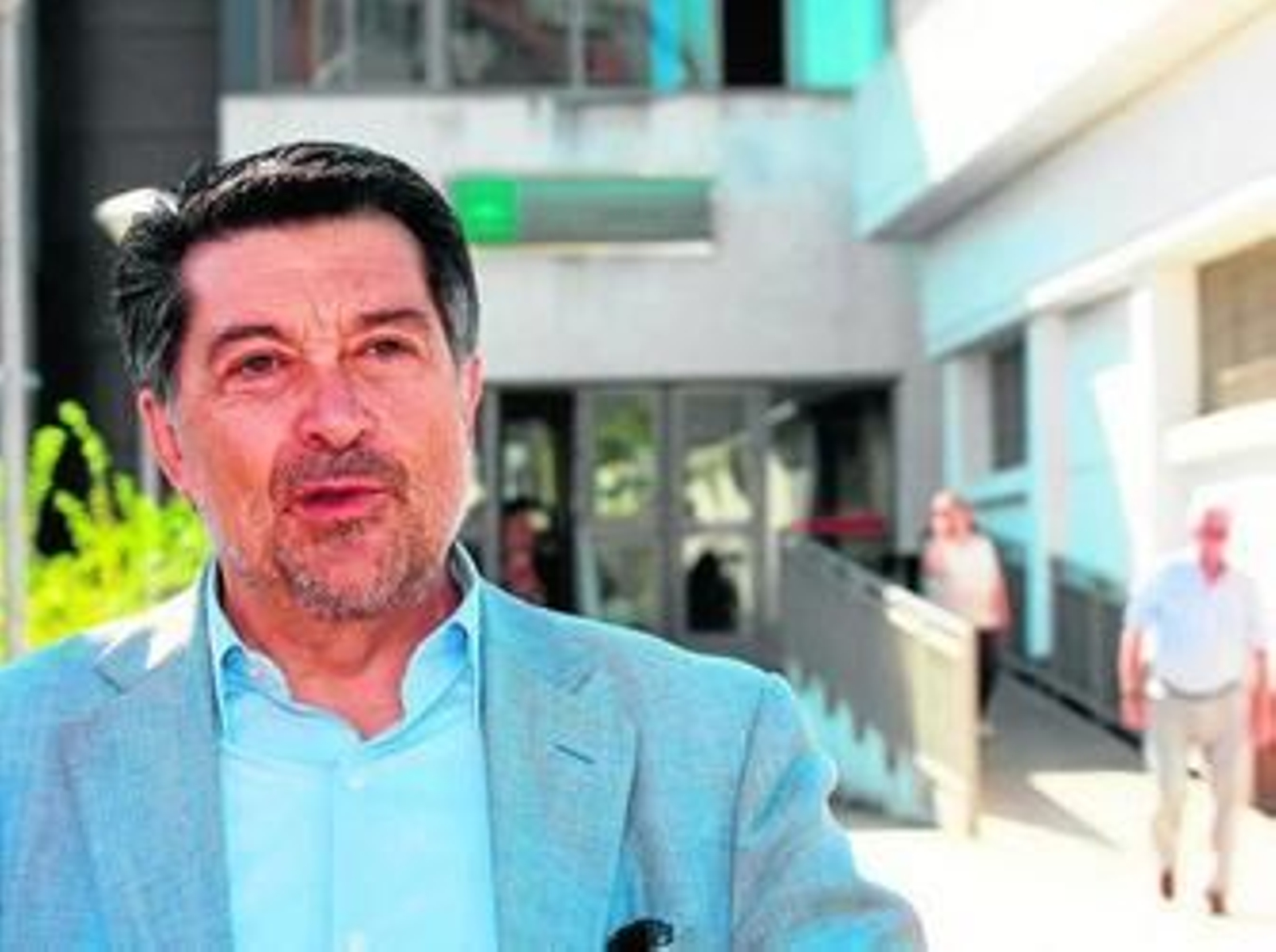 El diputado socialista Javier Barrero, ayer, a las puertas del centro de salud de El Torrejón.