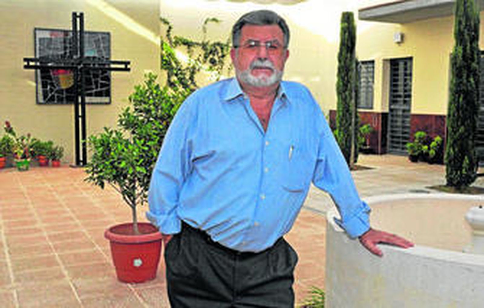 Emilio Calderón, ayer en el patio de San Pío X, en Las Letanías, donde es cura desde hace 38 años.