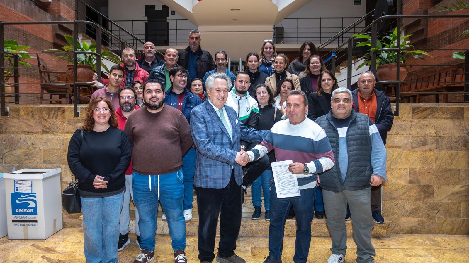 Javier Targhetta, con los trabajadores de a fábrica