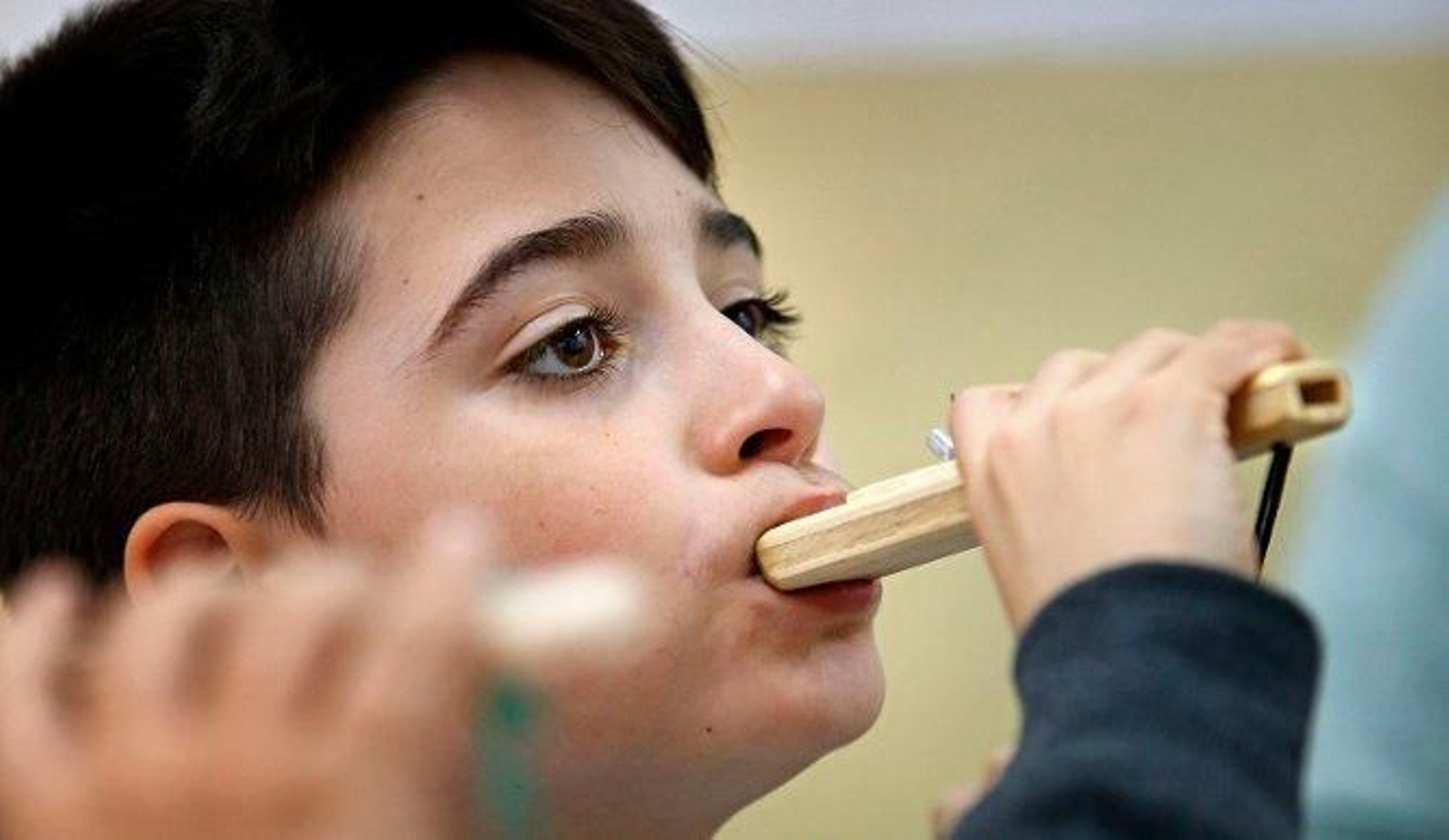 Un alumno  toca el pito durante una clase de Carnaval.