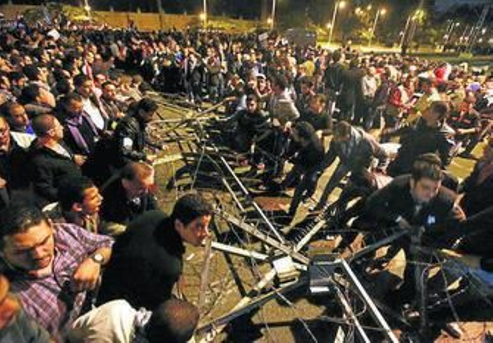 Manifestantes retiran la alambrada que protege la sede presidencial.