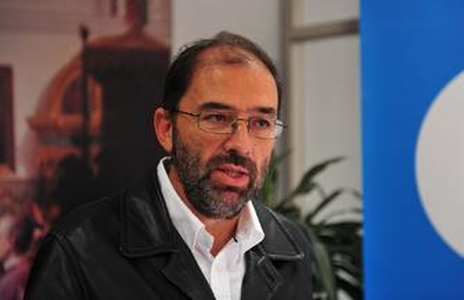 Kiko con la camiseta de Cádiz 92 que pagaba la Diputación socialista.