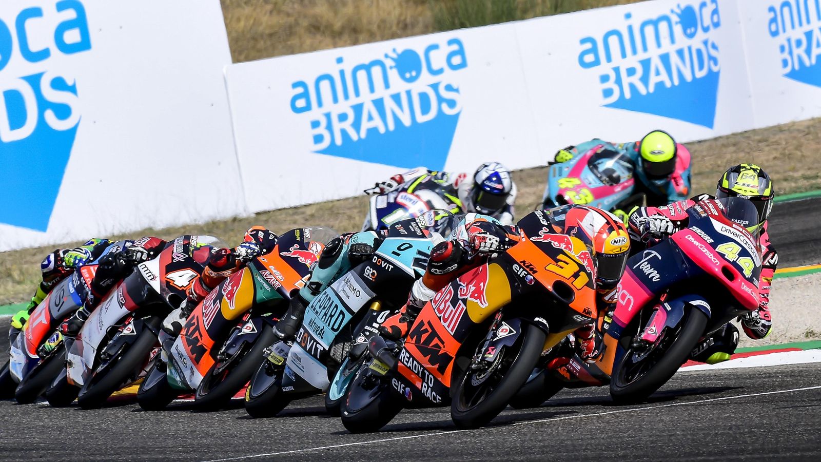 Por esta acción con Adrián Fernández ha sido sancionado Muñoz con una 'long lap penalty'.