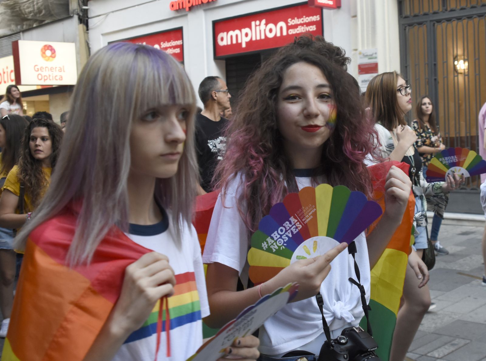 Jóvenes en una marcha del orgullo en Córdoba.
