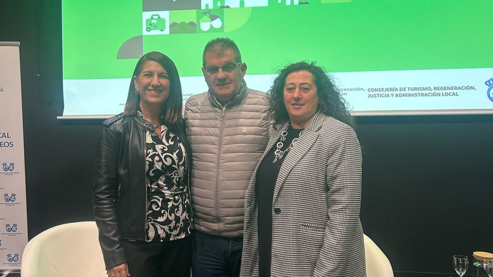 Teresa Herrera, Gilberto Domínguez y M.ª del Mar Martín en el encuentro de ecoturismo en Jabugo.
