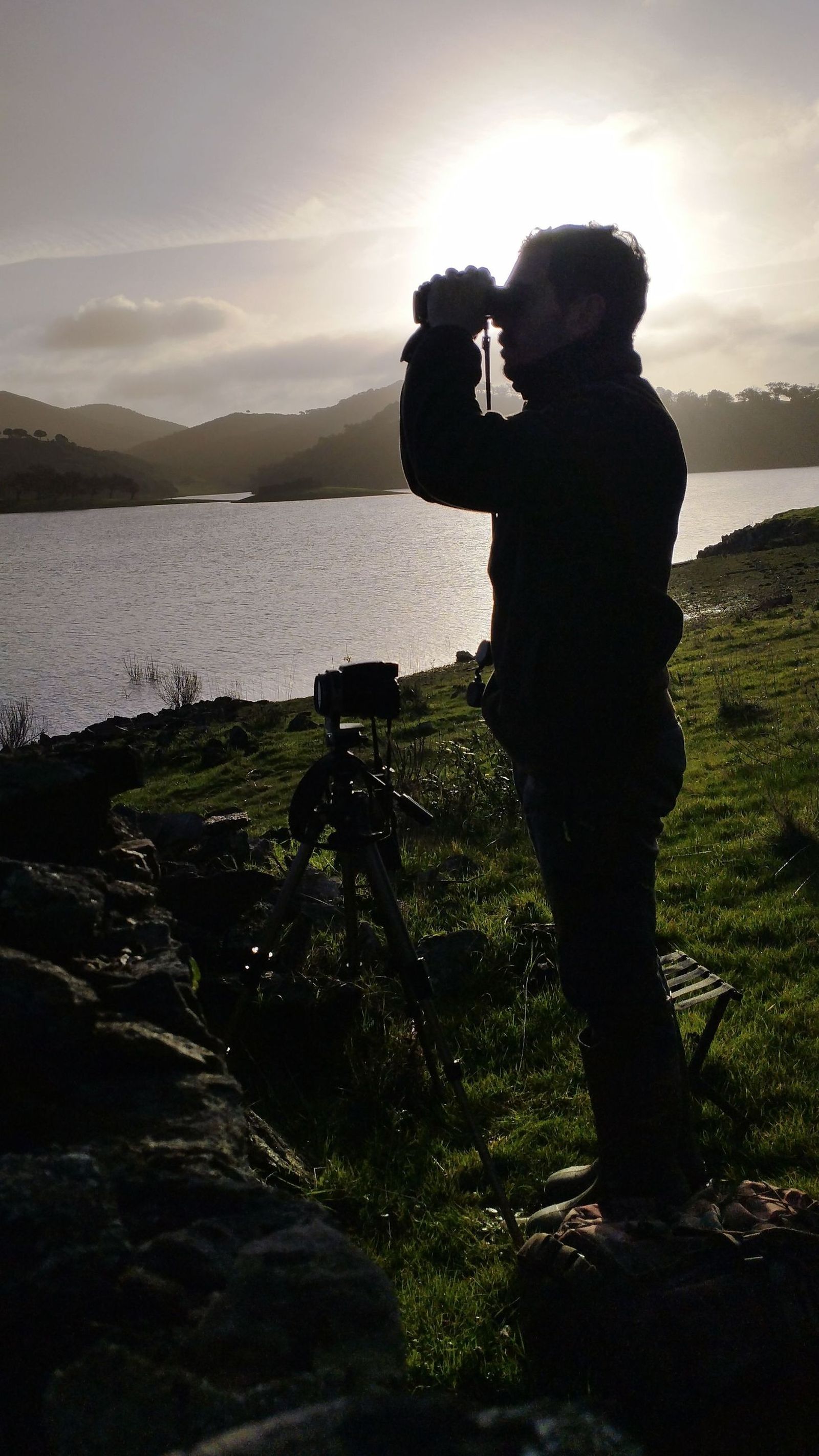 Javier Vázquez observando aves en la Sierra.