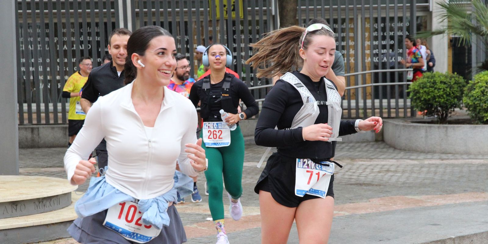 Un grupo de atletas, en plena Media Maratón Ciudad de Lucena.