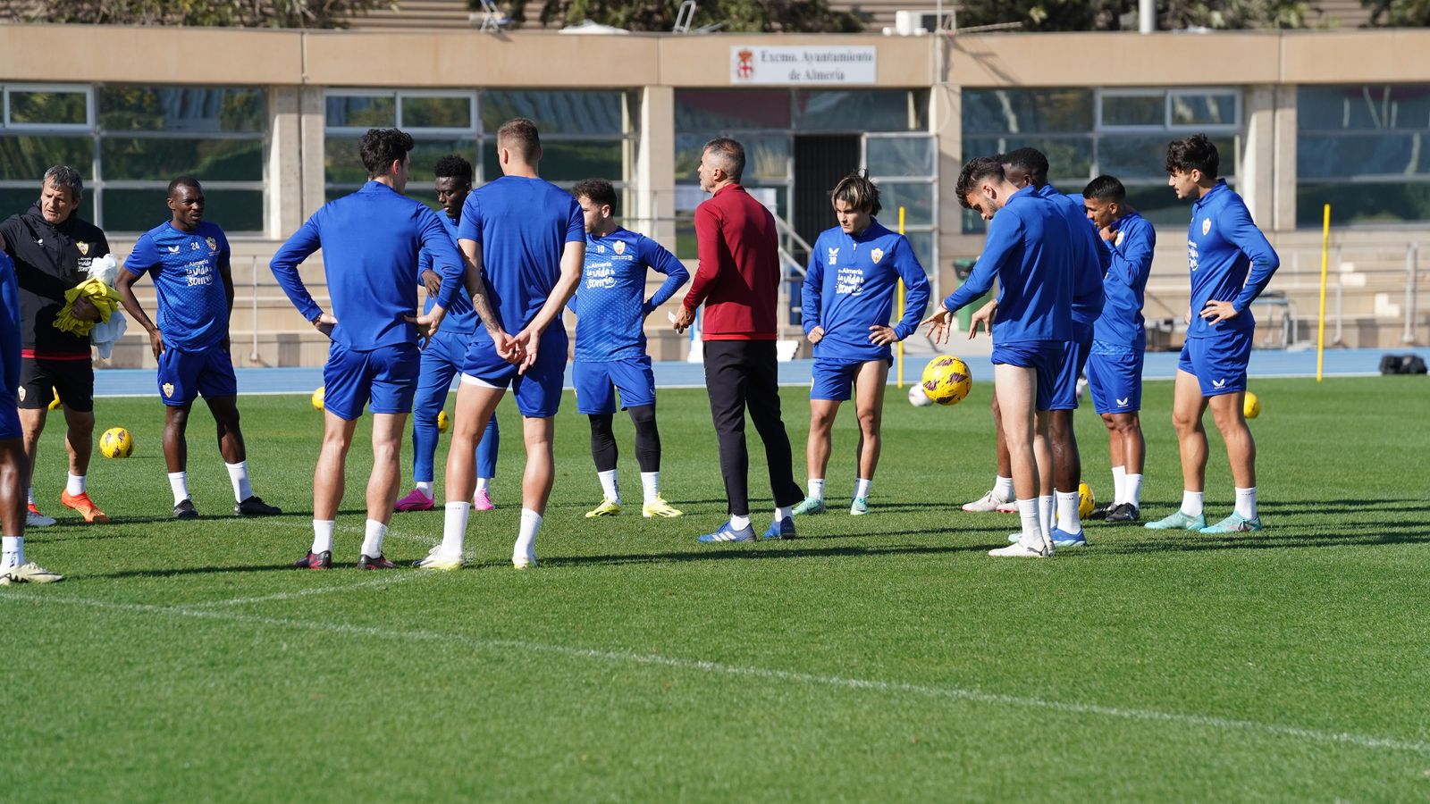 Garitano conversa con sus jugadores en un entrenamiento en el Anexo. Garitano conversa con sus jugadores en un entrenamiento en el Anexo.