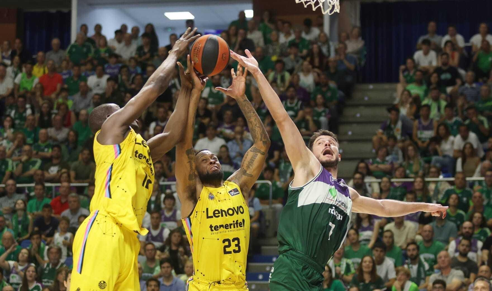 Barreiro lucha por un rebote