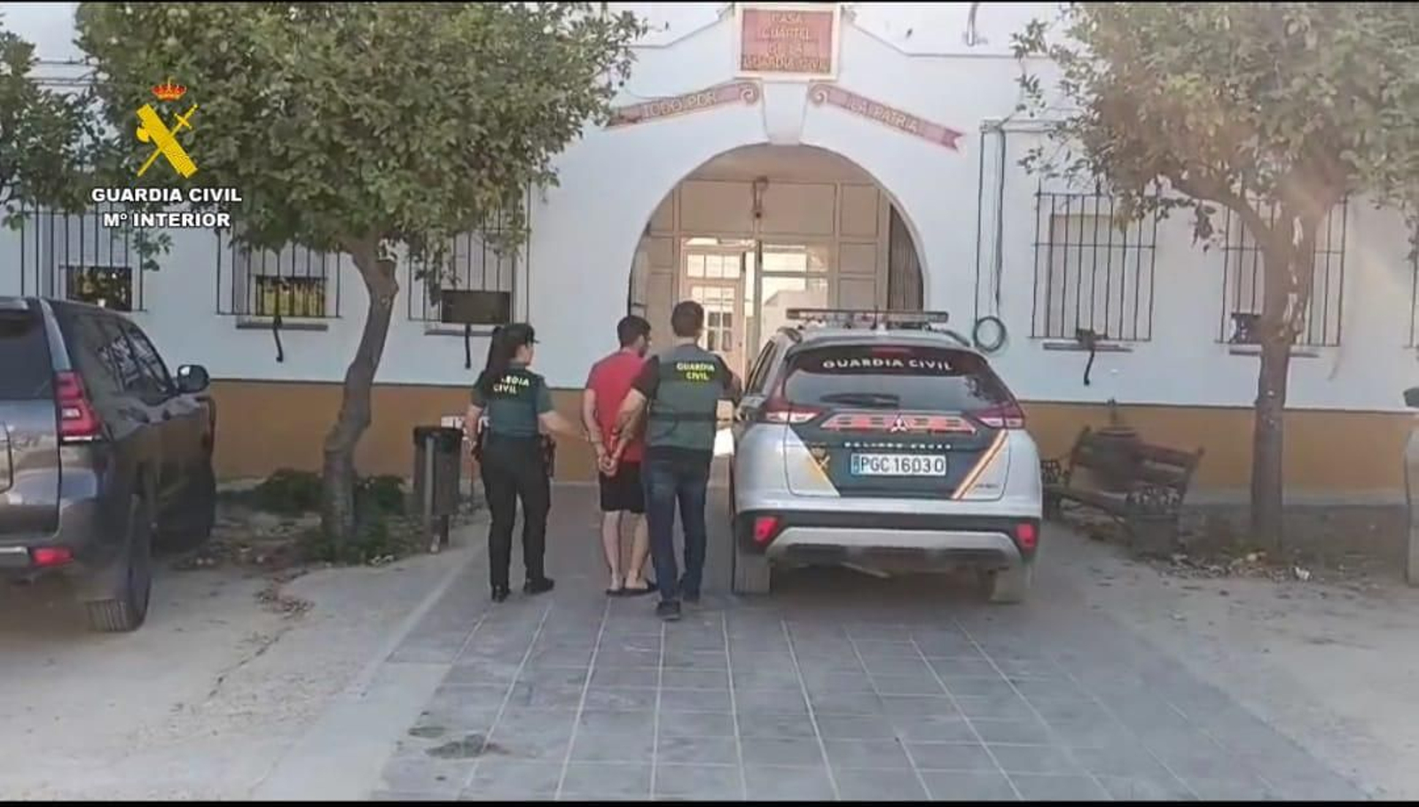 Agentes de la Guardia Civil detienen al presunto autor de los robos.