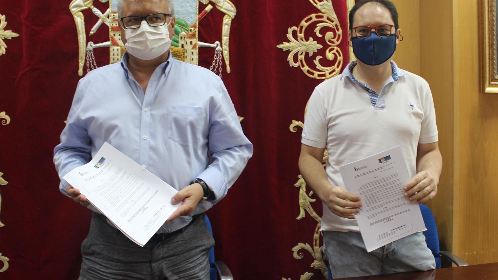 Esteban Morales y José Florencio Bedmar tras la firma del acuerdo.