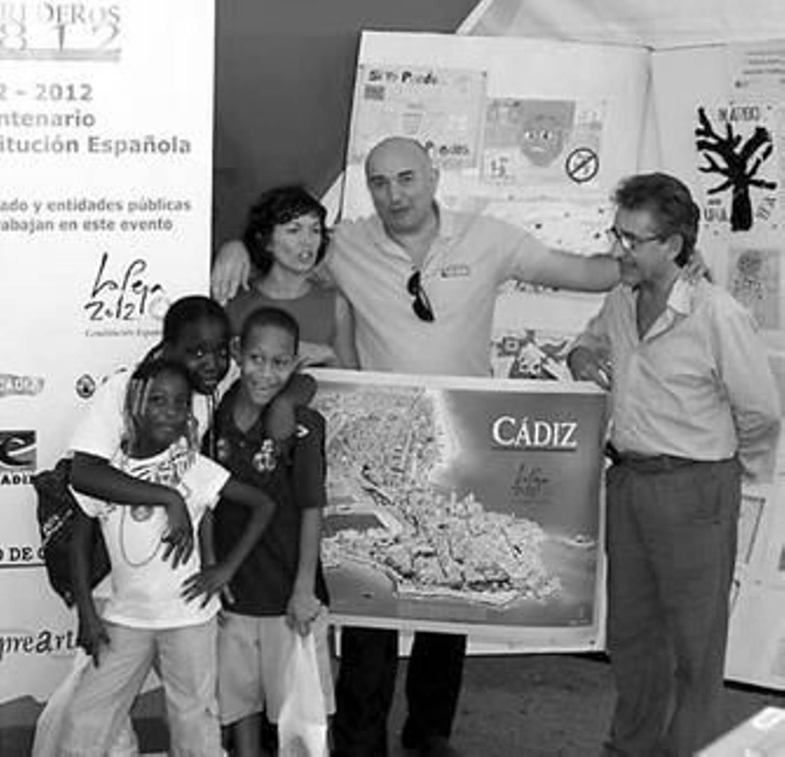 La delegación gaditana junto a unos niños en la Feria del Libro de Miami.