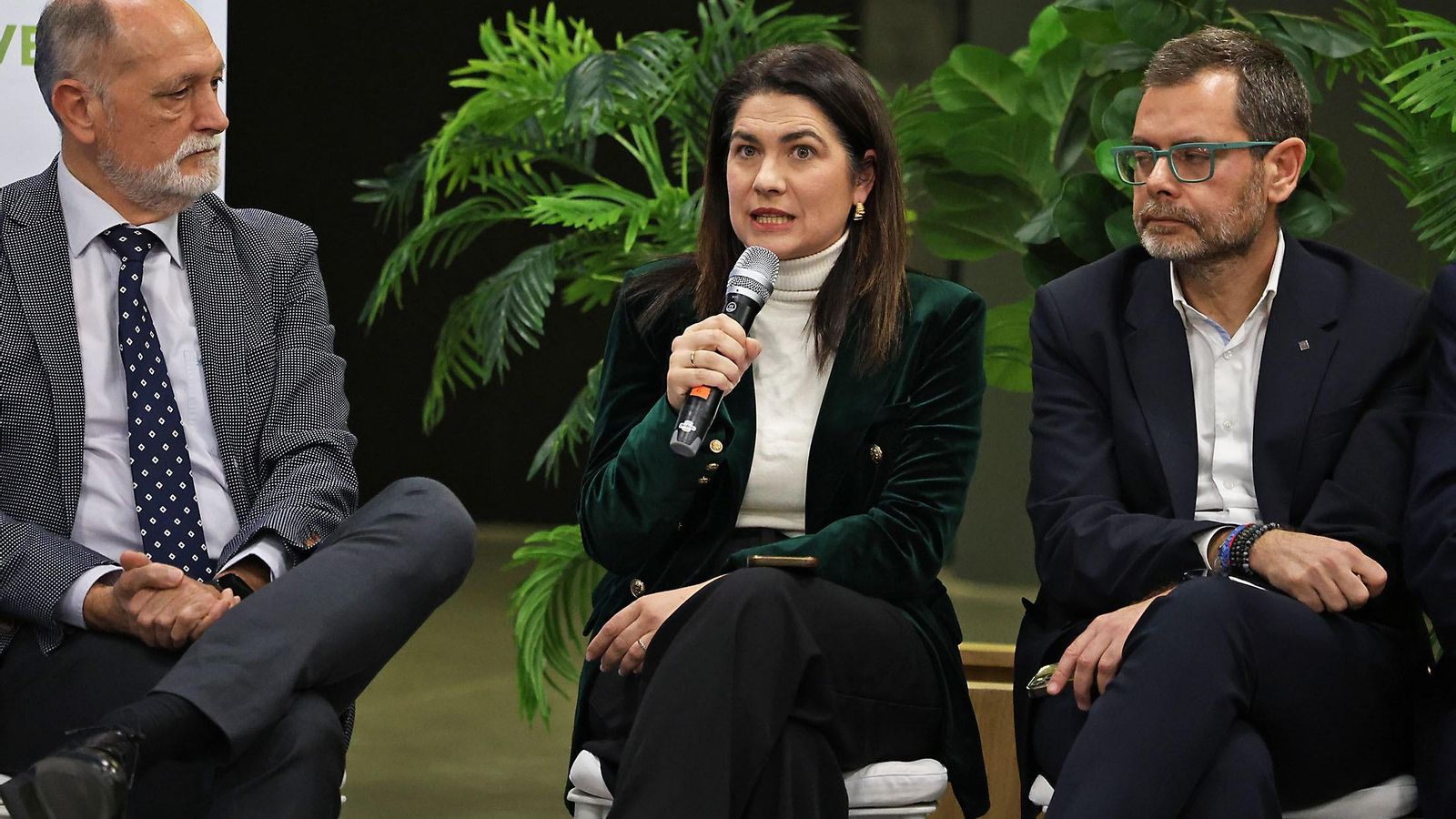 La delegada territorial de Industria, Energía y Minas de la Junta, Lucía Núñez, flanqueada por el presidente de Aiqbe, José Luis Menéndez; y el director general de Energía de la Generalitat de Cataluña, Oriol Alcoba.