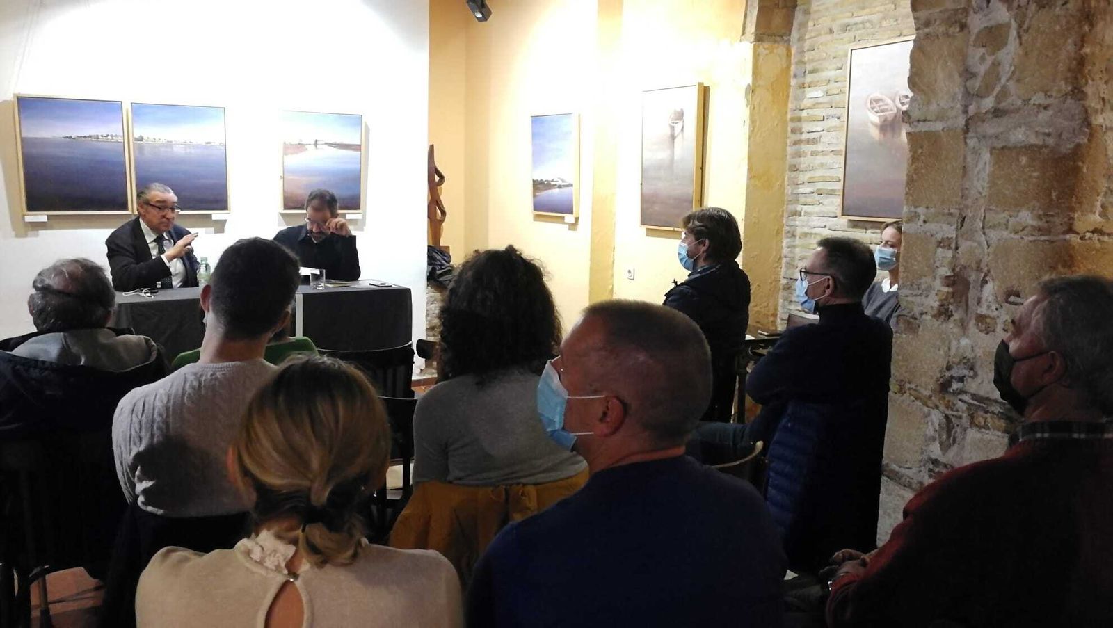 El libro fue presentado en el café pub Blanco y Negro.
