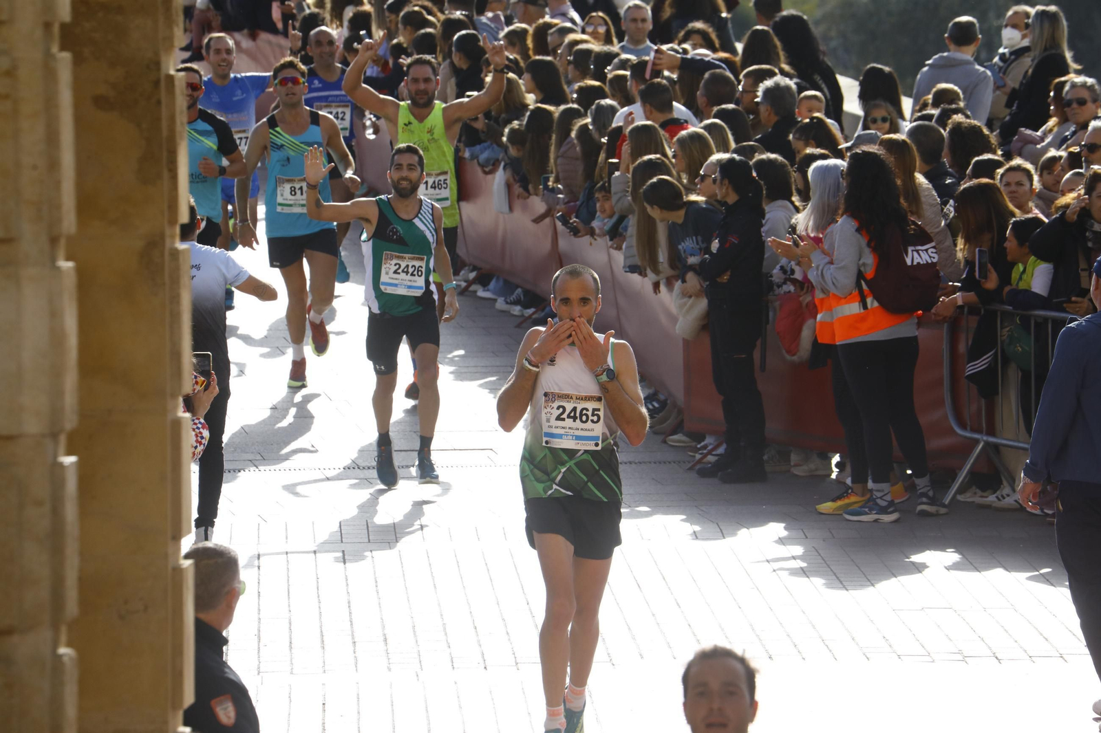 La gloria de cruzar la Puerta del Puente: las fotos de la línea de meta de la Media Maratón de Córdoba 2024
