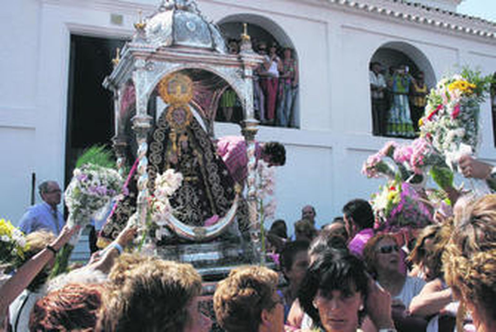 La ermita de Nuestra Señora de los Santos, abarrotada ayer por la mañana.