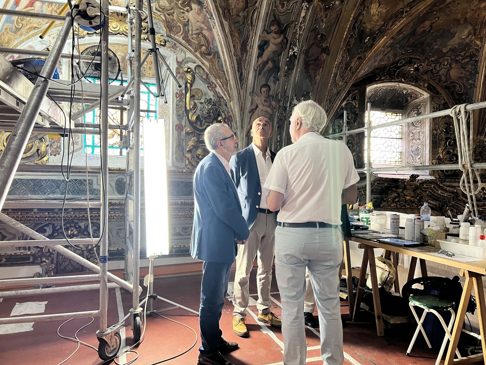 El alcalde y el delegado de Urbanismo durante una reciente visita a la capillita de San José.