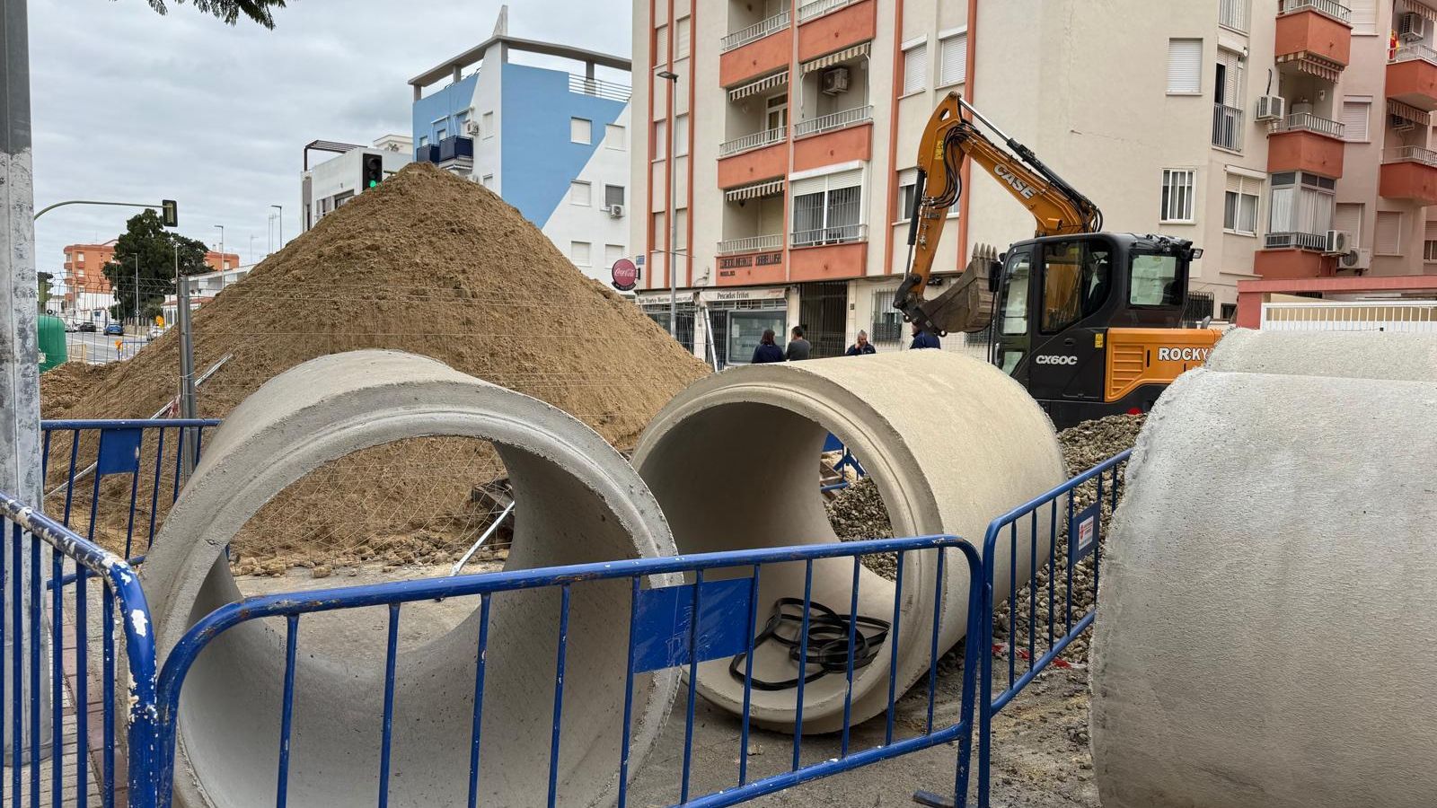 Tuberías para la sustitución y arreglo junto a materiales y maquinaria de Aqualia. Tuberías para la sustitución y arreglo junto a materiales y maquinaria de Aqualia.