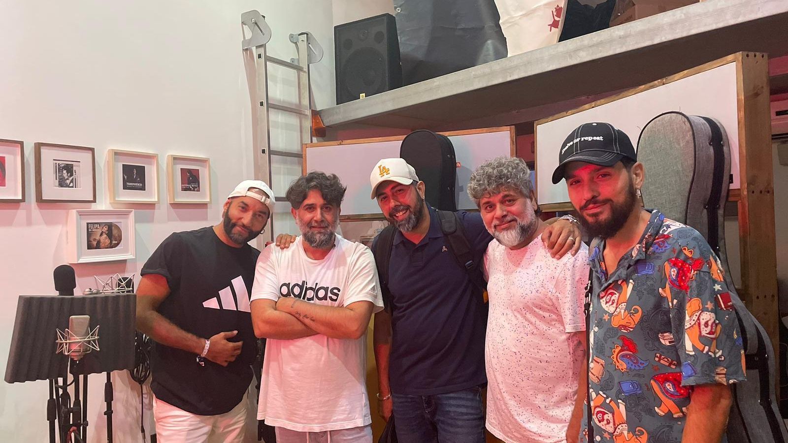 Luis Carrasco, junto a los guitarristas del espectáculo.