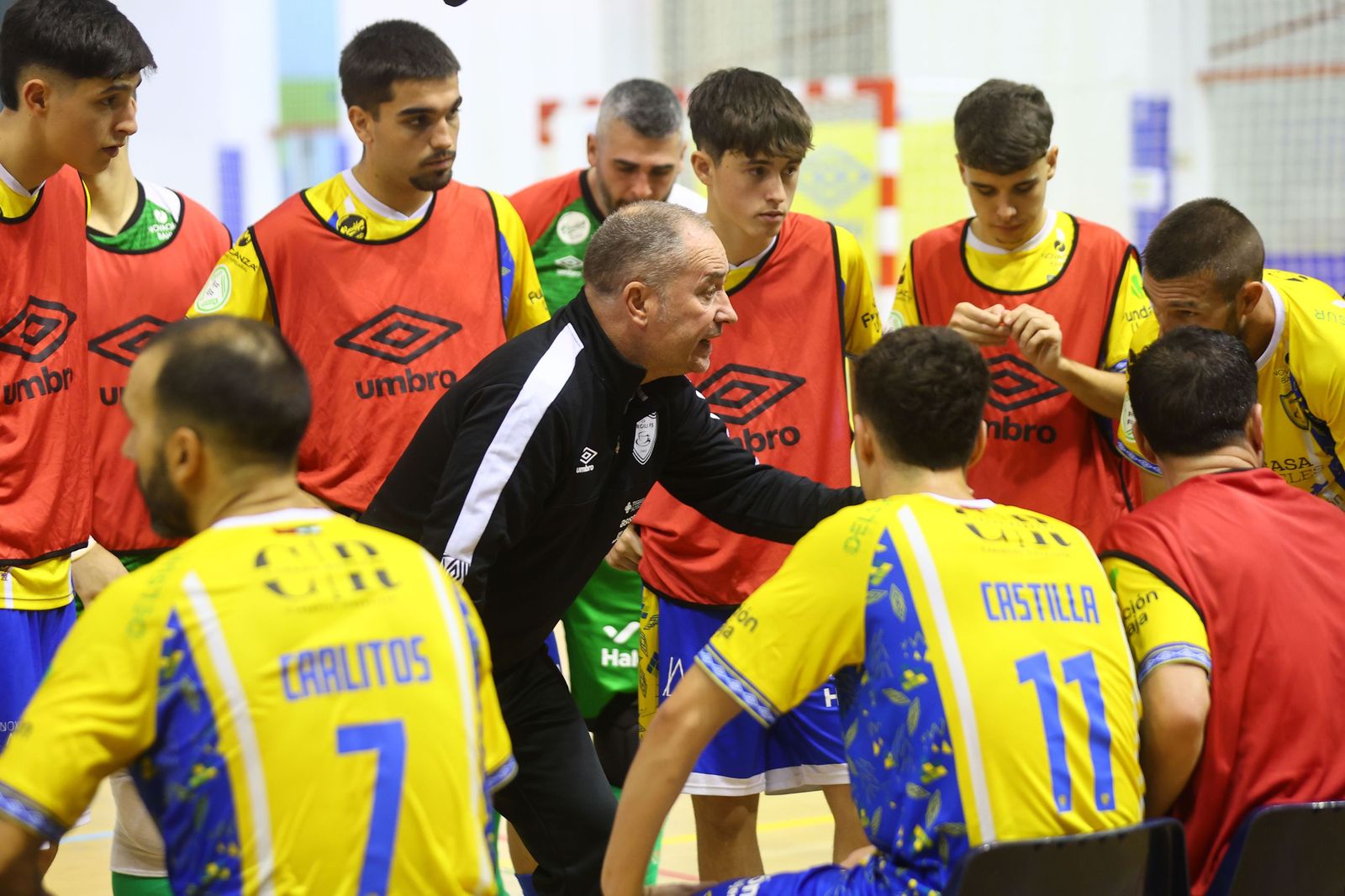 Juan Carlos Gálvez se dirige a sus jugadores.