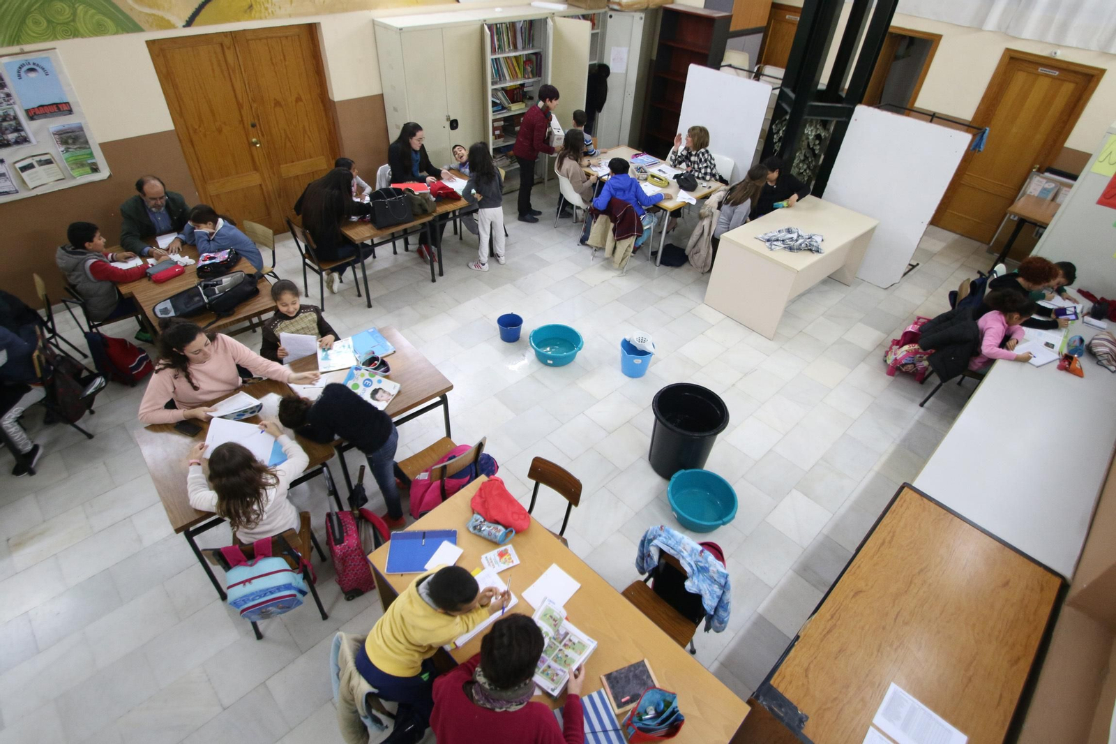 Imagen de 2017  de los cubos en el local para recoger agua mientras la Asociación  Atiempo trabaja con los niños