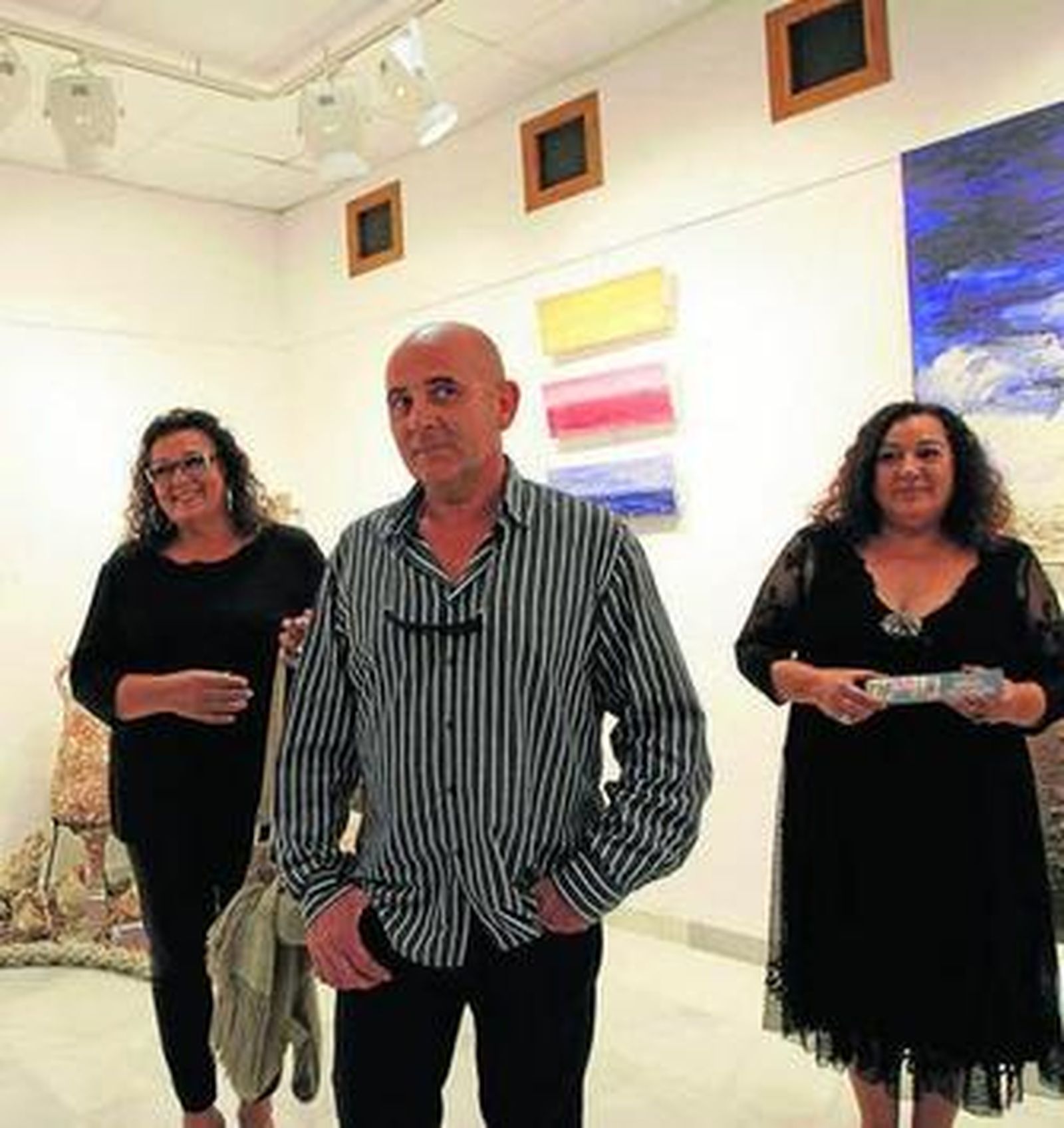 Carlos junto a sus hermanas María y Victoria.