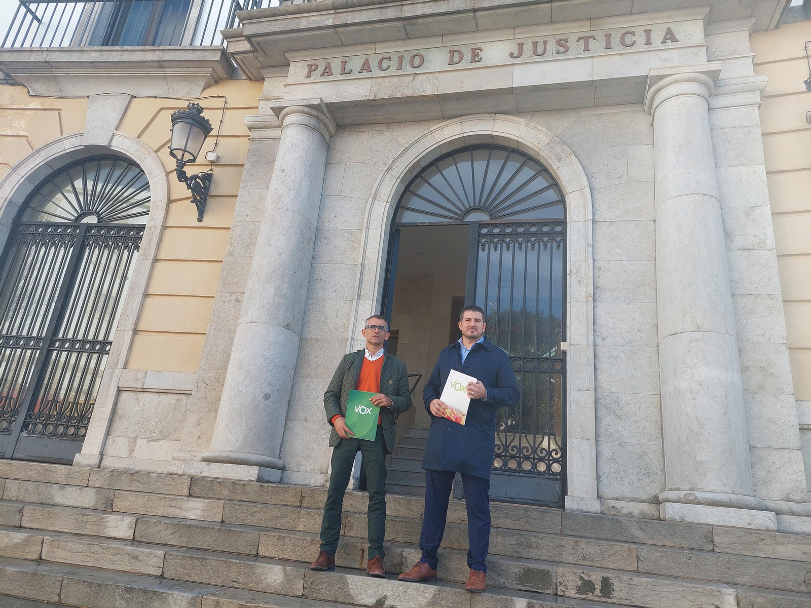 Representantes de VOX ante el Palacio de Justicia Representantes de VOX ante el Palacio de Justicia