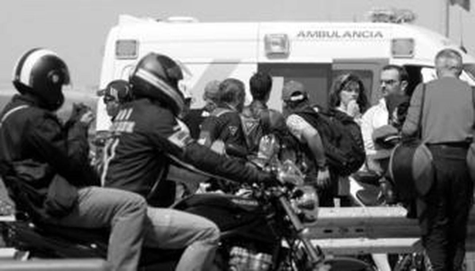 El 061 se dispone a actuar en la salida del circuito tras las carreras de ayer.