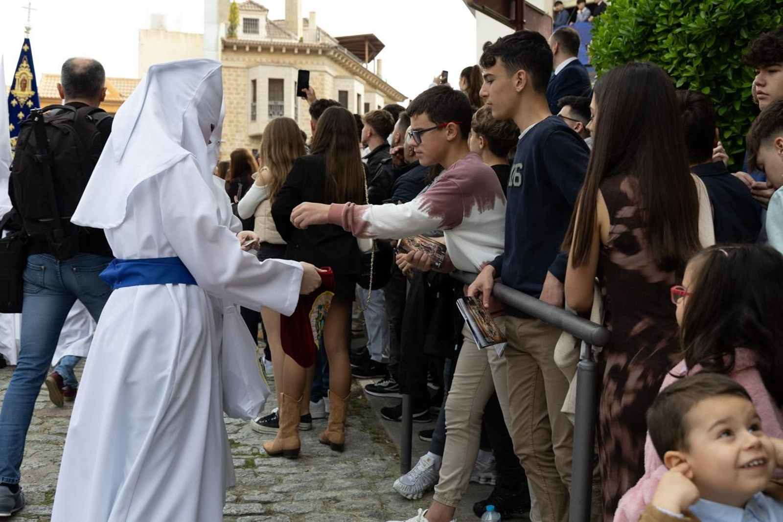 Los jiennenses se echan a la calle para presenciar la primera de las procesiones de la jornada: la Borriquilla (I)