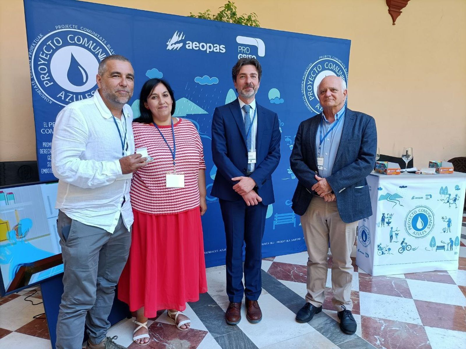 La presidenta de Aguas de Cádiz, Ana Fernández, y el gerente de la empresa, Jesús Oliden, participan en un encuentro sobre la sequía en Sevilla.