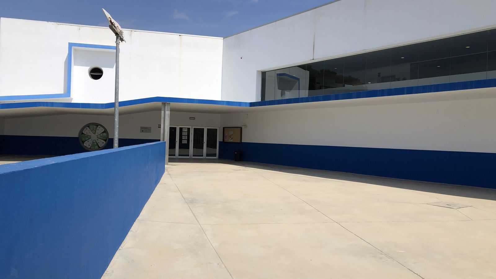 La entrada al centro de enseñanza.