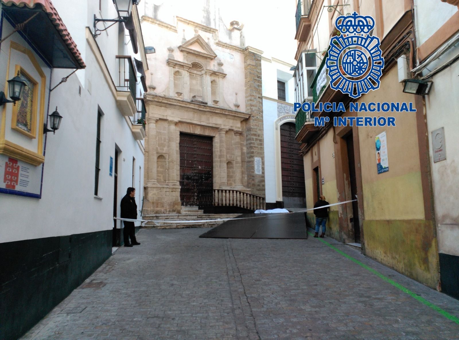 El cuerpo de Juan Antonio Martínez cubierto frente a la iglesia de Santa María.