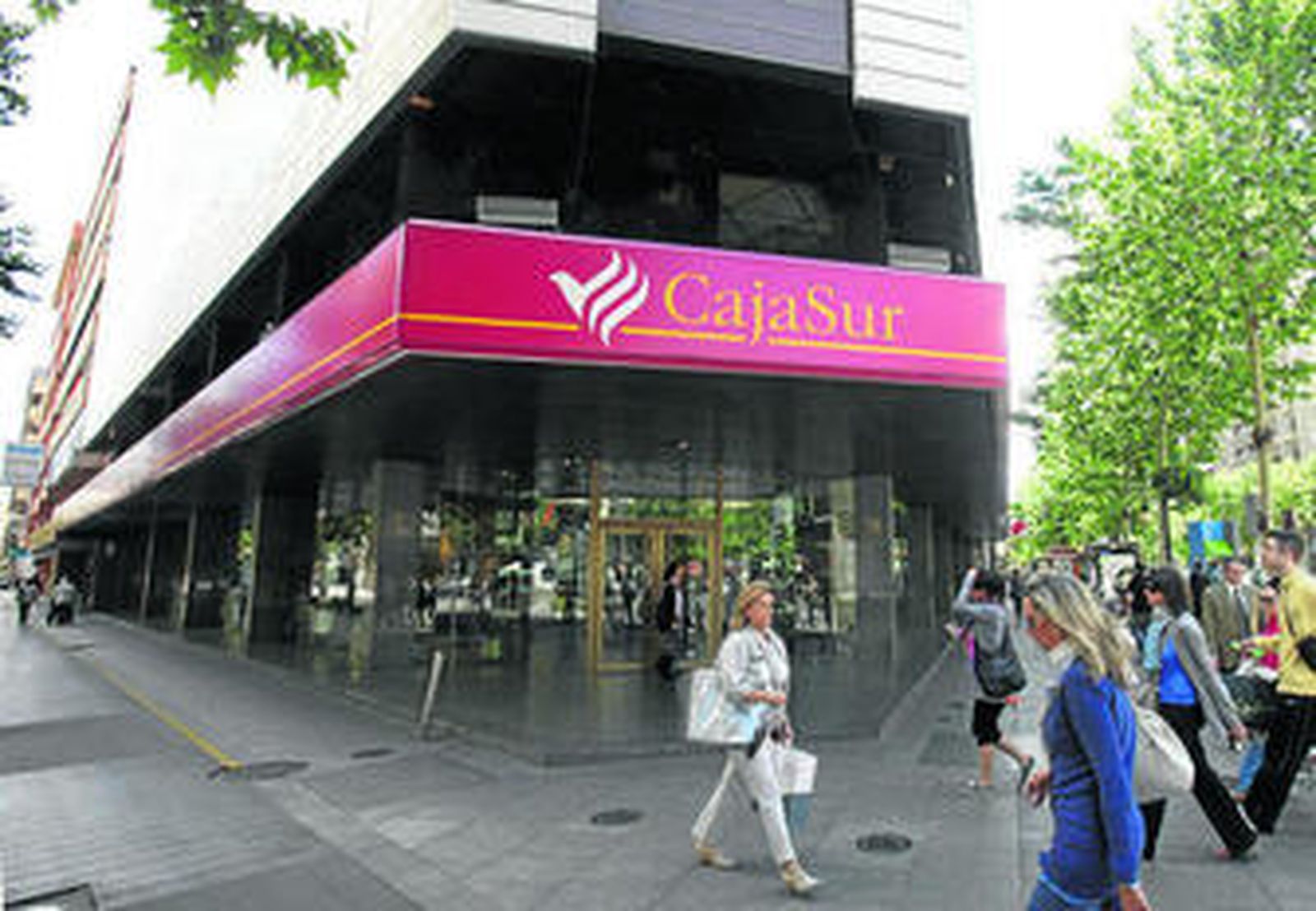 Fachada de la oficina principal de Cajasur, en Ronda de los Tejares.