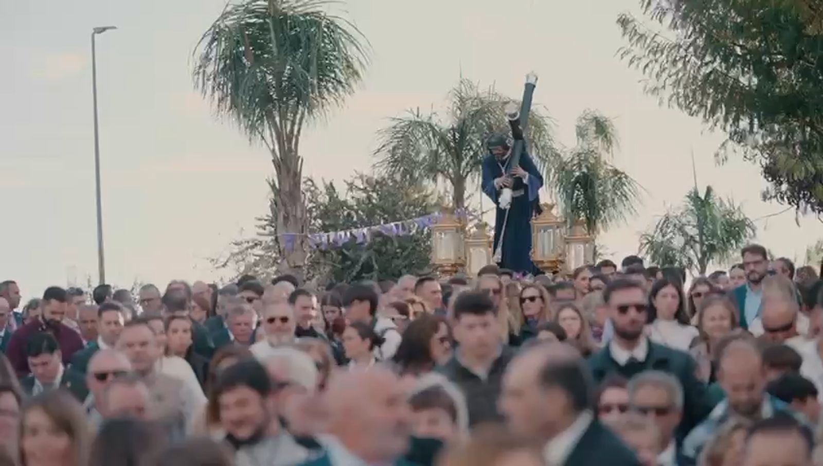 El Nazareno de La Algaba estrena en Cajasol el documental de la Misión