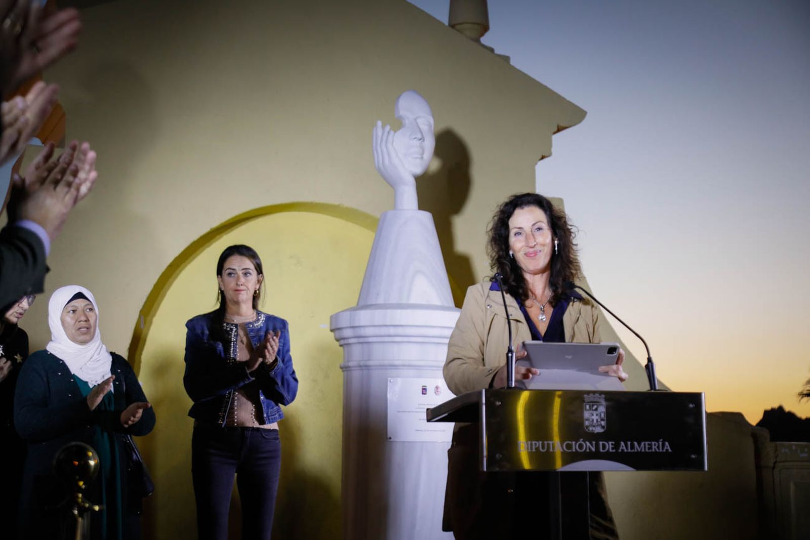 Imágenes del monolito en homenaje a las víctimas de violencia de género