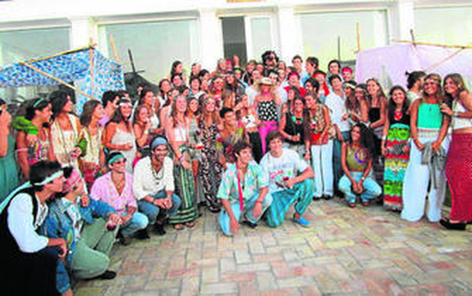 La homenajeada, Inés Bilbao de la Cierva, en el centro, con un grupo de invitados, durante la fiesta de la mayoría de edad, que tuvo lugar en la Villa Marbella, en Sanlúcar de Barrameda.