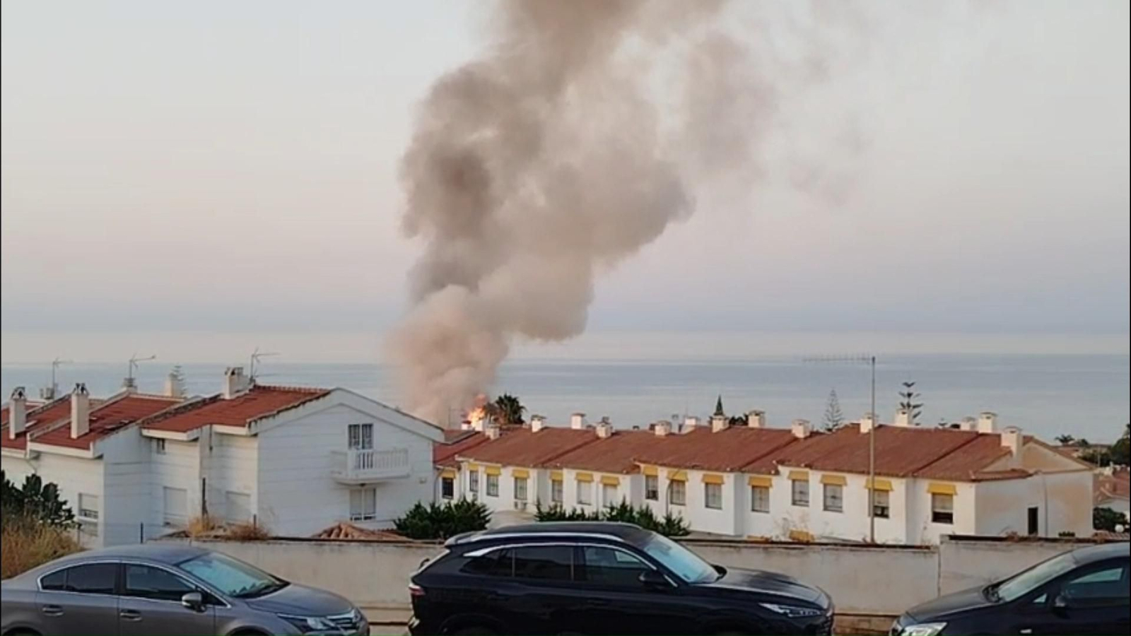 El incendio de Cala del Moral, en Rincón de la Victoria, que ha desalojado a algunos vecinos