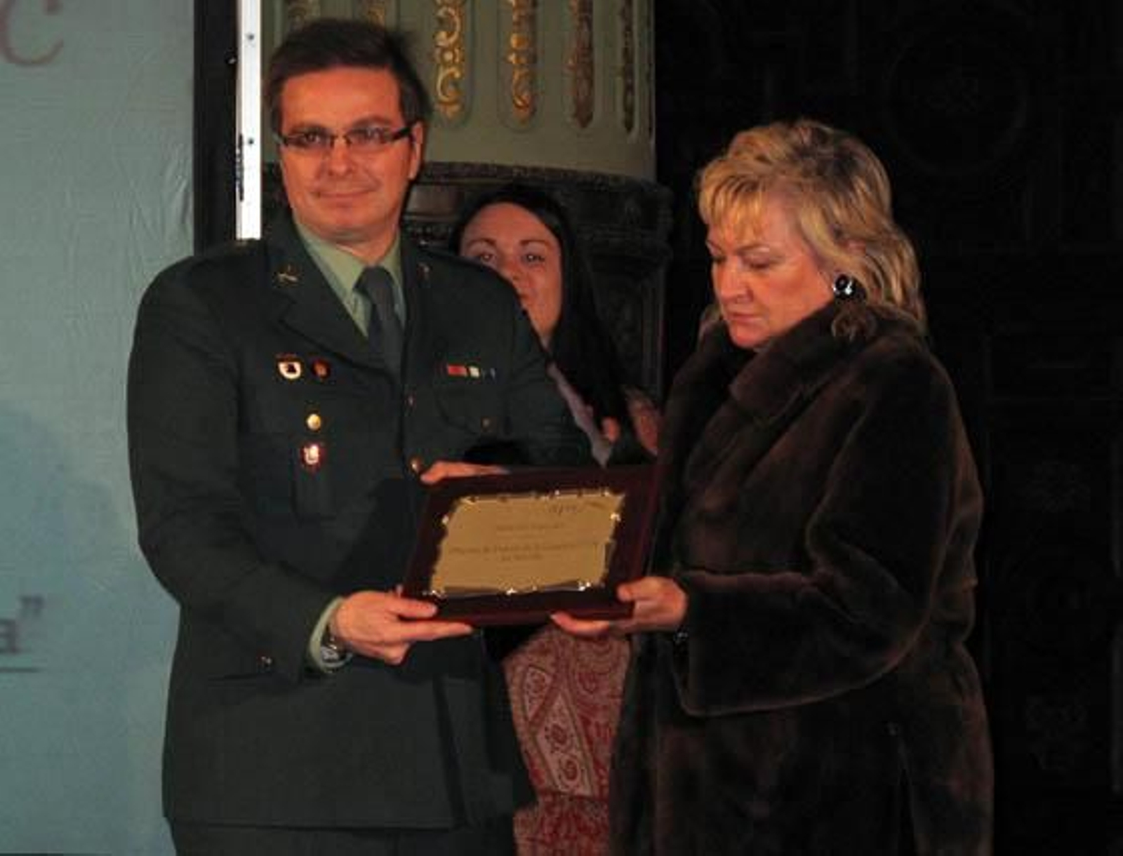 Rosamar Prieto-Castro, delegada municipal de Fiestas Mayores, entrega la mención especial de la APS a un representante de la Guardia Civil.

Foto: Victoria Ramírez