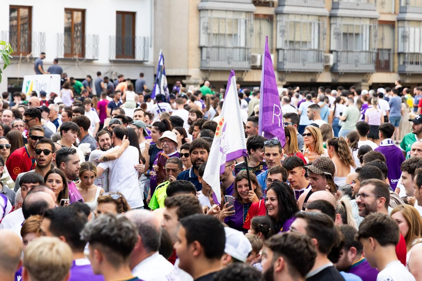 La fiesta por el ascenso del Real Jaén en La Plaza de Santa María y el Ayuntamiento