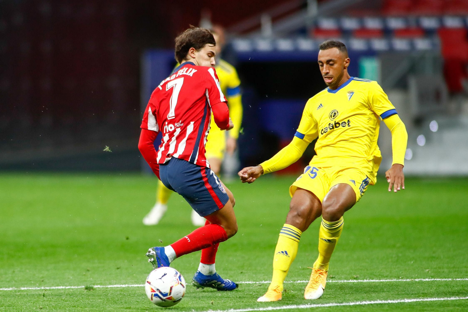 Akapo pugna por el balón con Joao Félix.