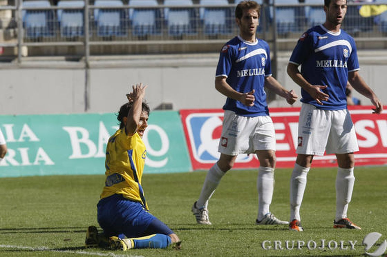 Pablo Sánchez protesta una falta desde el suelo. 

Foto: Julio Gonzalez