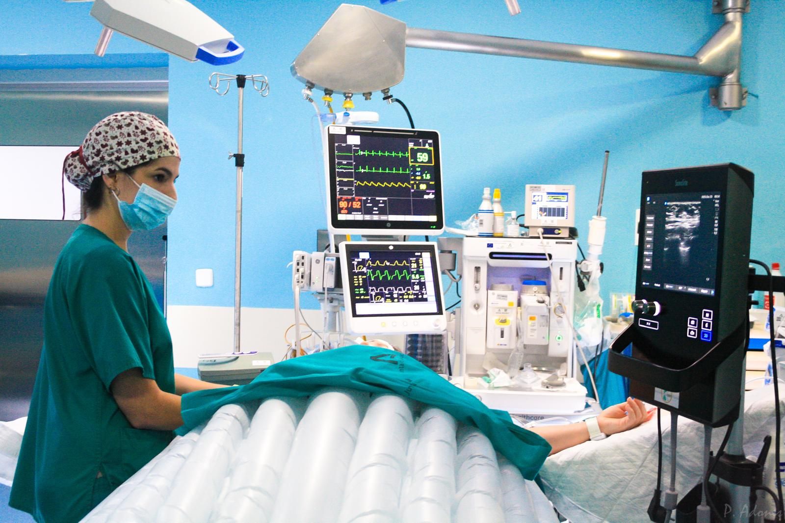 La anestesióloga Clara Venegas realizando un bloqueo en el quirófano a una paciente.