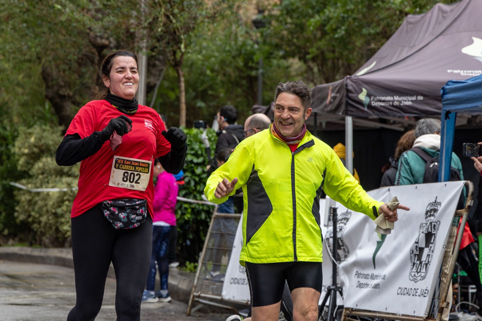 En imágenes: la lluvia no frena a más de un millar de corredores en la V Carrera Popular del IES San Juan Bosco (2)