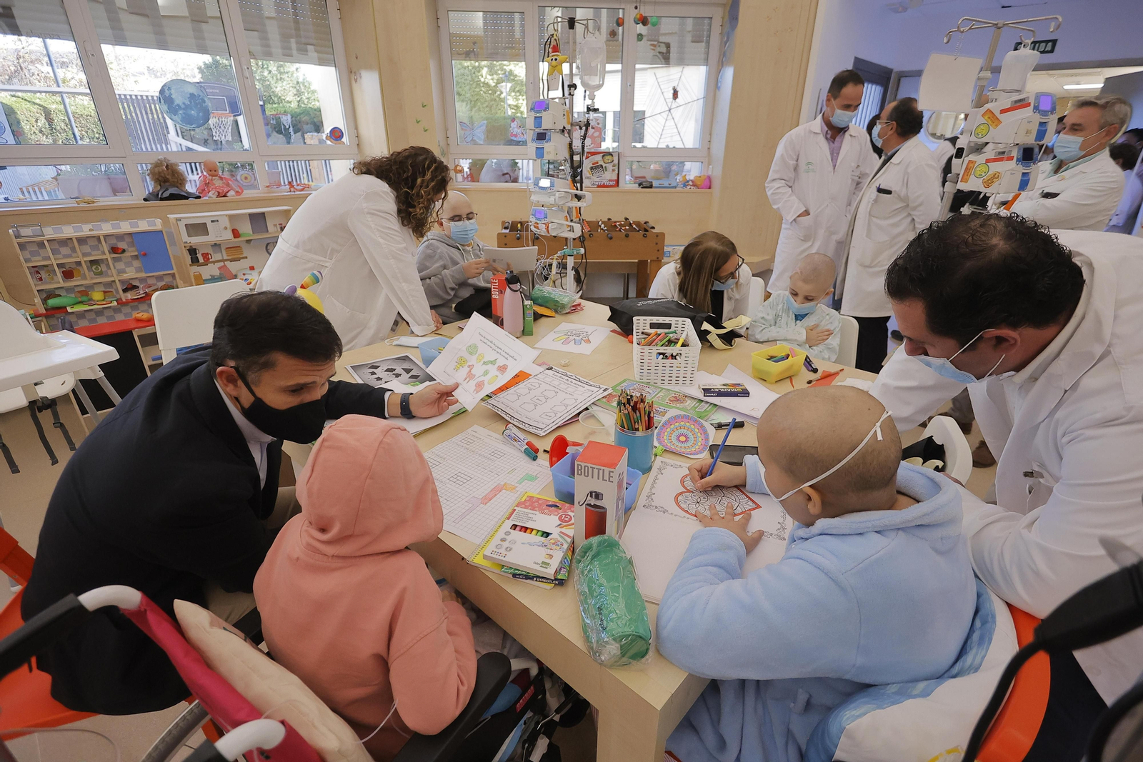El presidente del Colegio de Enfermería de Sevilla, Víctor Bohórquez, durante un momento de la visita al hospital.